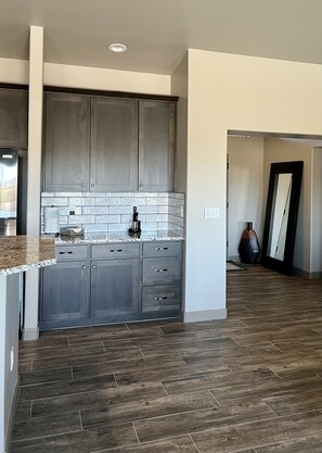 Interior - Beautiful Newer Home with Pool Near Windsor Beach, Lots of Garage space (Lake Havasu City)