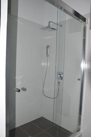 Douche, sĂšche-cheveux, serviettes fournies, savon