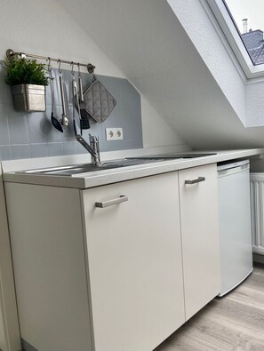 Kühlschrank, Mikrowelle, Wasserkocher mit Kaffee-/Teezubehör