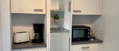Kühlschrank, Mikrowelle, Wasserkocher mit Kaffee-/Teezubehör