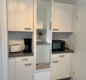 Geladeira, micro-ondas, cafeteira/chaleira, chaleira elétrica