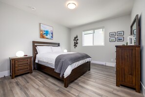 1 bedroom, iron/ironing board, travel cot, free WiFi - "Wine Down" and indulge in this incredible Okanagan experience! (West Kelowna)