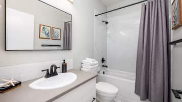 Haartrockner, HandtĂŒcher, Seife, Shampoo