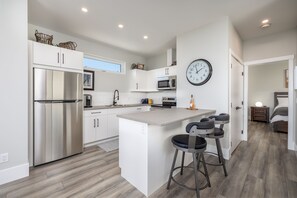 Fridge, microwave, oven, stovetop - "Wine Down" and indulge in this incredible Okanagan experience! (West Kelowna)