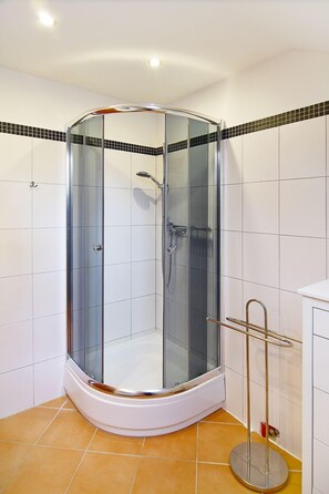Shower, hair dryer, towels - Haus Biko - Haus Biko - Unsere Liebevoll Gestaltete Doppelhaushälfte (Heringsdorf)