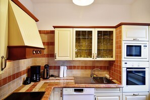 Fridge, microwave, oven, stovetop - Haus Biko - Haus Biko - Unsere Liebevoll Gestaltete Doppelhaushälfte (Heringsdorf)