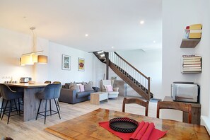 Unclassified image, 5 of 22, button