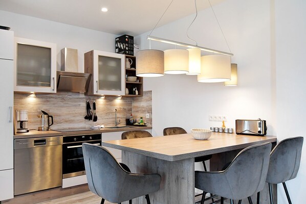 Unclassified image, 1 of 22, button