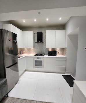 Fridge, oven, stovetop, dishwasher - Luxurious 2 Bedroom Flat in Bayswater near Paddington Station and Hyde Park. (London)
