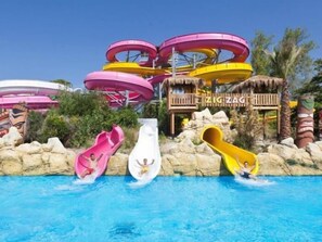 Un parc aquatique doté de plusieurs toboggans et d’une piscine.