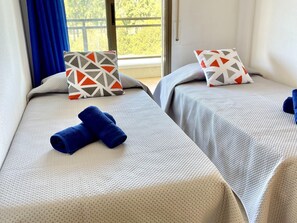3 bedrooms, iron/ironing board, free internet, bed sheets