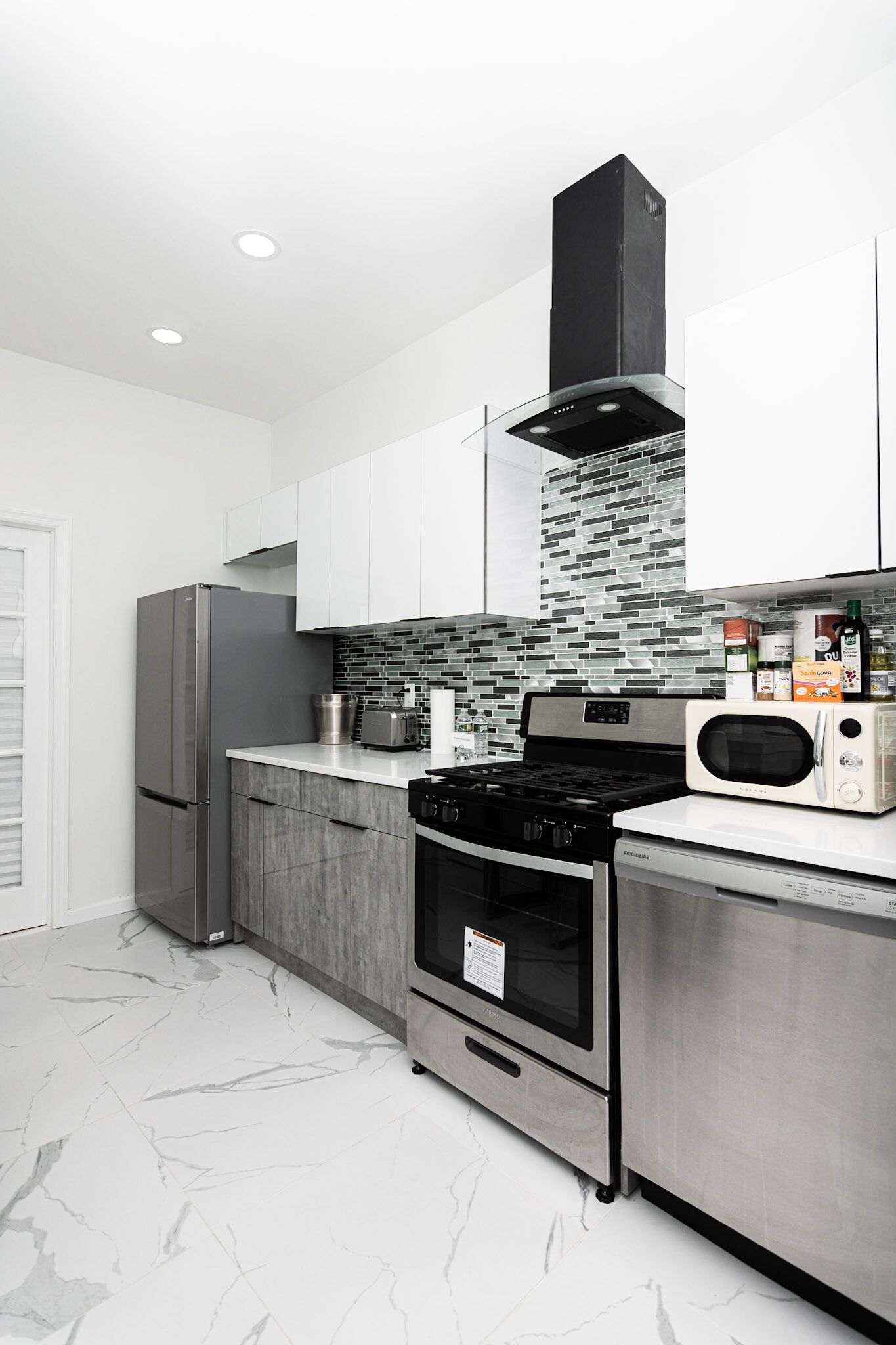 Beautiful , bright, close to NY, 2bedroom, marble floors