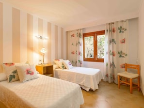 3 dormitorios, tabla de planchar con plancha, Internet y ropa de cama