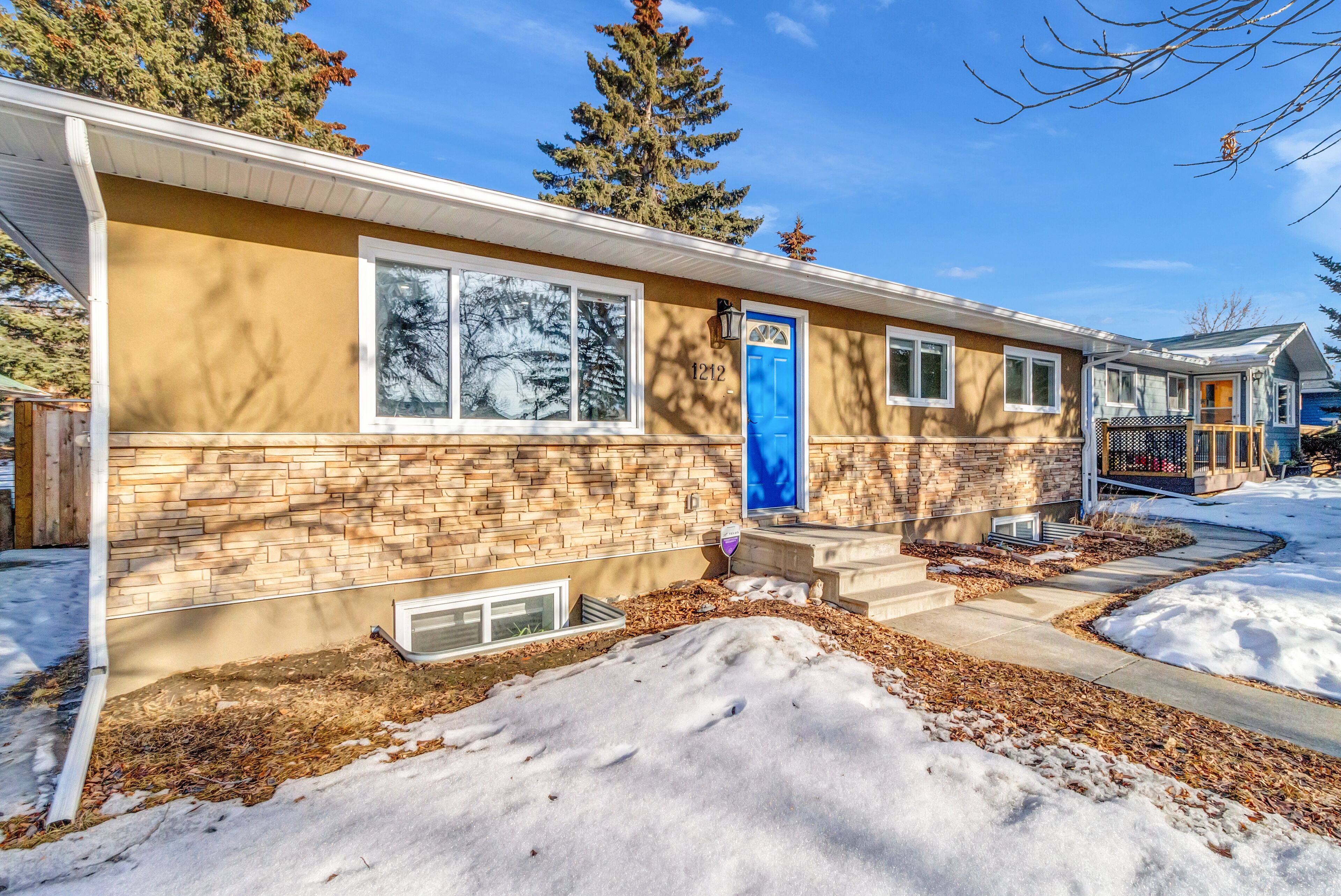 Stylish 3 Bedroom - Close to Downtown & Airport!