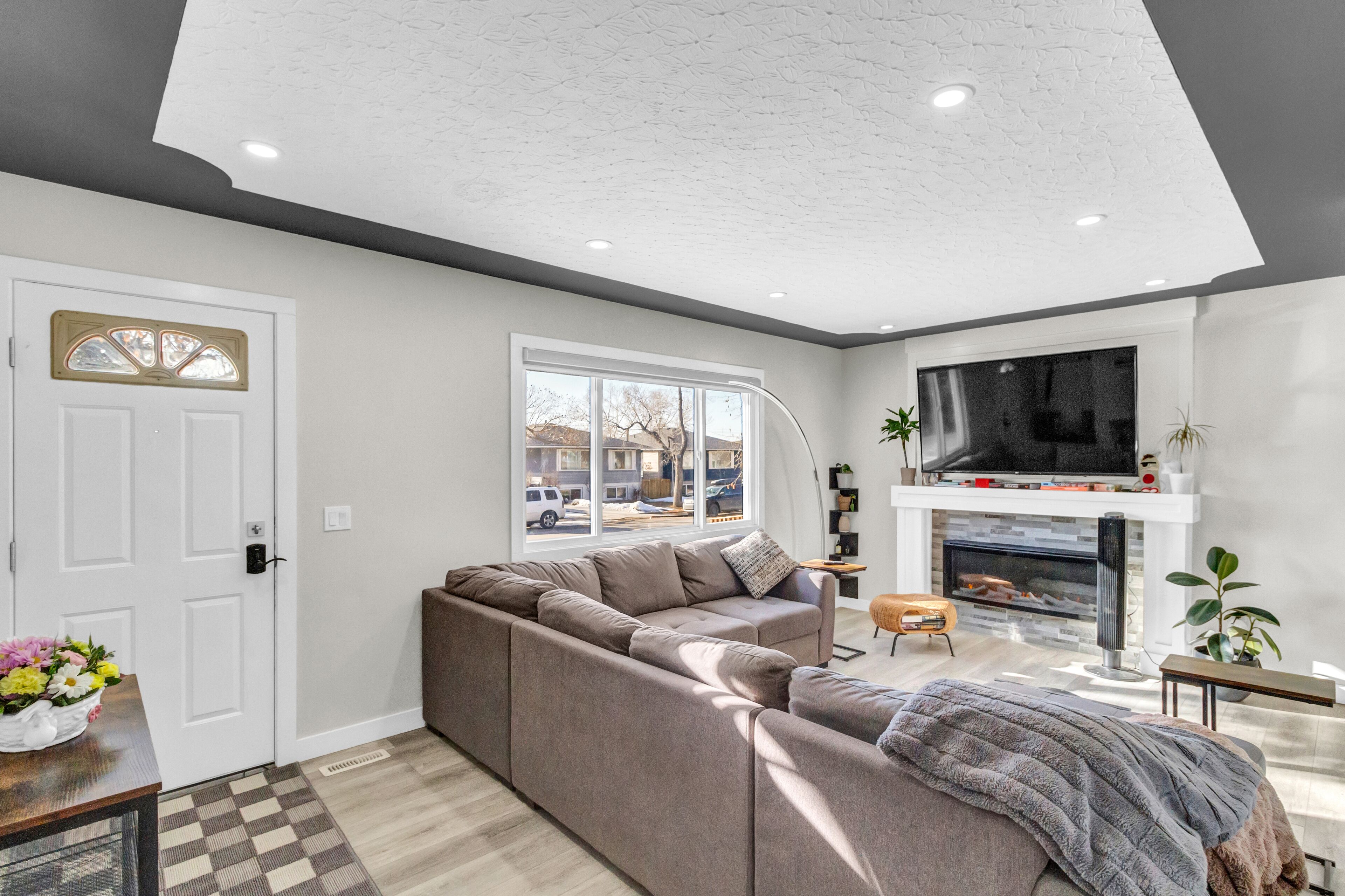 Stylish 3 Bedroom - Close to Downtown & Airport!