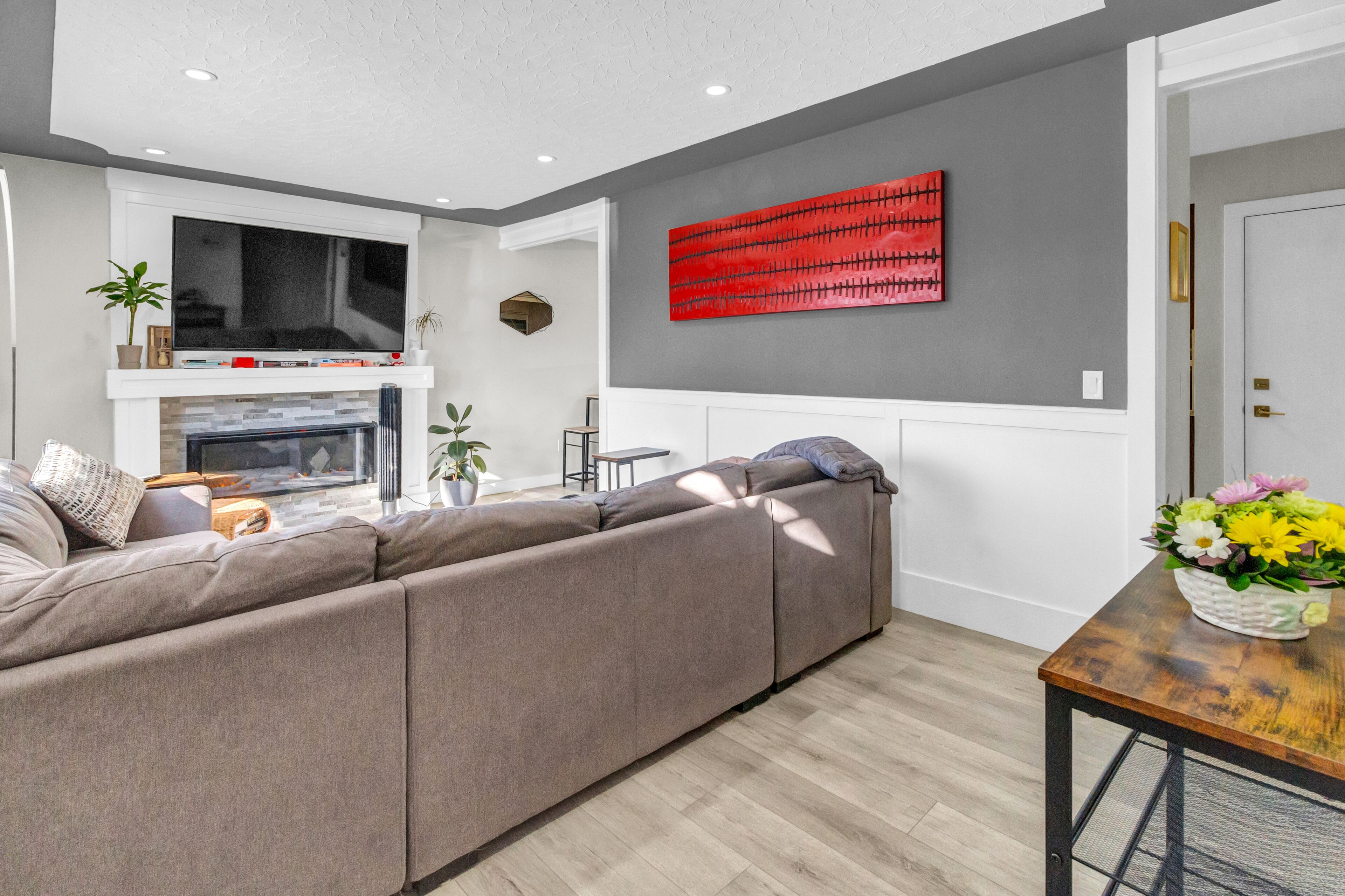 Stylish 3 Bedroom - Close to Downtown & Airport!