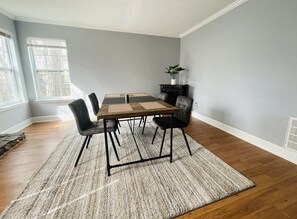 Dining - Comfy Townhouse by Battery ATL walking distance from the Braves Stadium. (Smyrna)