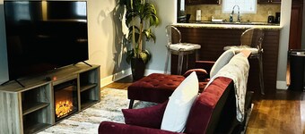 Comfy Townhouse by Battery ATL walking distance from the Braves Stadium.