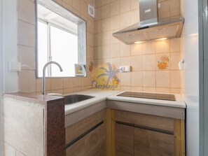 Fridge, microwave, coffee/tea maker - Cozy studio with air conditioning located in heart of Salou. (SALOU)