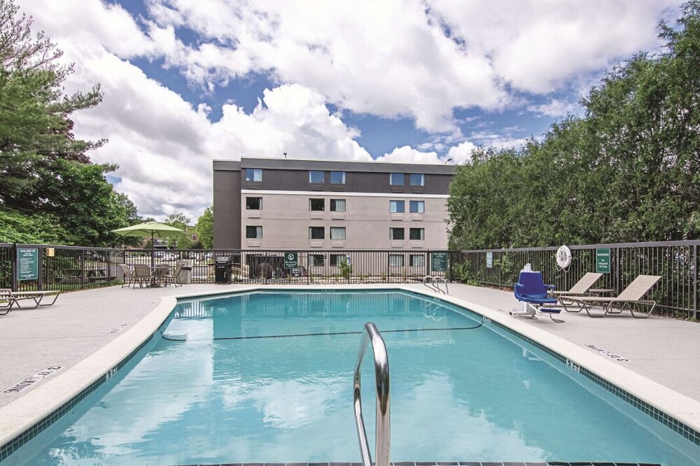 Best Value, Quality Stay! Comfortable Hotel Units, Free Parking, Onsite Pool