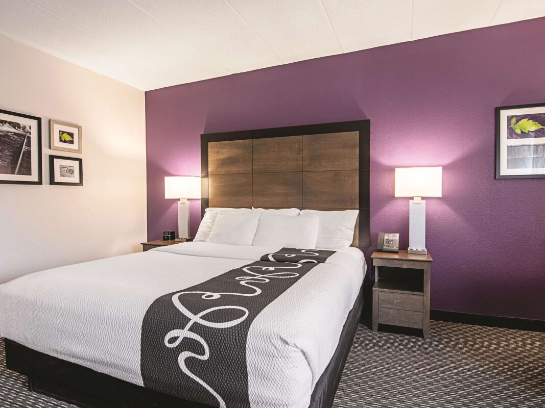 Enjoy a Hassle-Free and Comfortable Stay! Relaxing Hotel Units, Free Parking