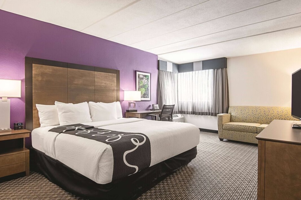 Proximity at its Best! Convenient Hotel Unit w/ Free Breakfast, Onsite Pool