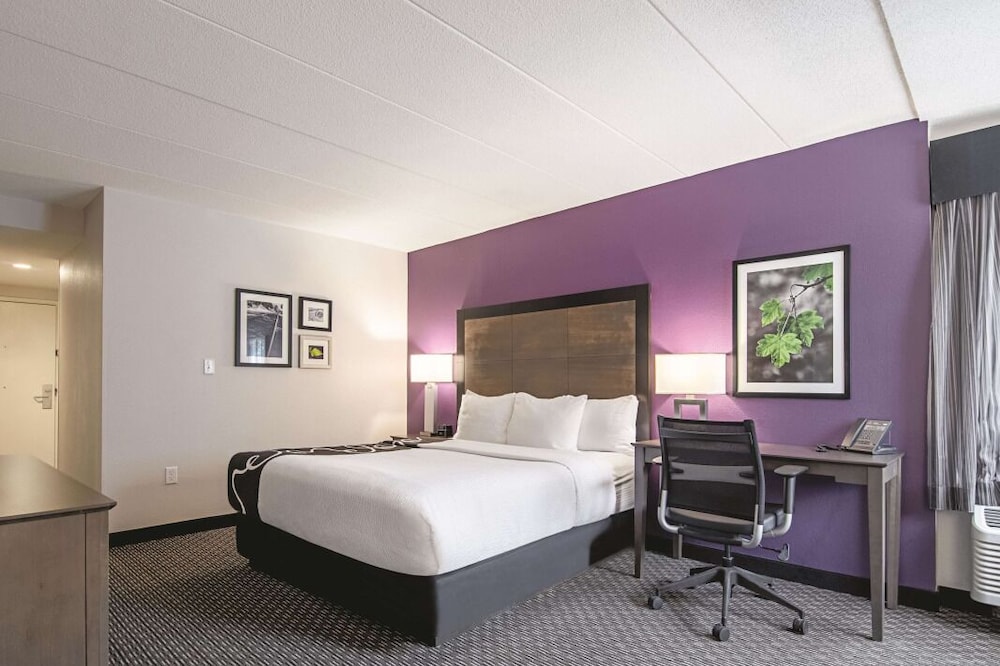 Ideal Mix of Comfort and Value! Pet-friendly Hotel Unit, Free Breakfast, Pool