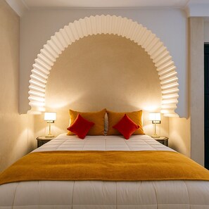 Junior Suite | Minibar, in-room safe, individually decorated, individually furnished