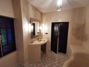 Junior Suite | Bathroom | Hair dryer, towels, soap, shampoo