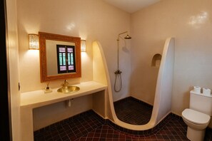 Eenvoudige tweepersoonskamer | Badkamer | Een haardroger, handdoeken, zeep, shampoo