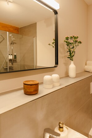 Dusche, Haartrockner, Handtücher, Toilettenpapier