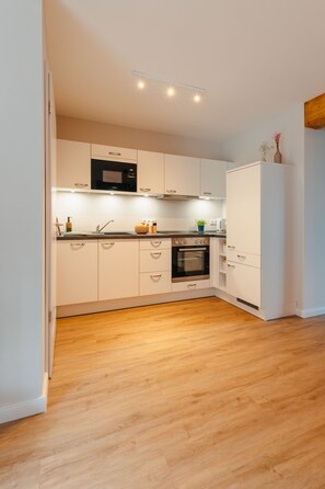 Fridge, microwave, oven, stovetop - Apartment between forest and lake with free-standing bathtub and balcony (5 star DTV) (Ratzeburg)