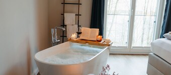 Apartment between forest and lake with free-standing bathtub and balcony (5 star DTV)