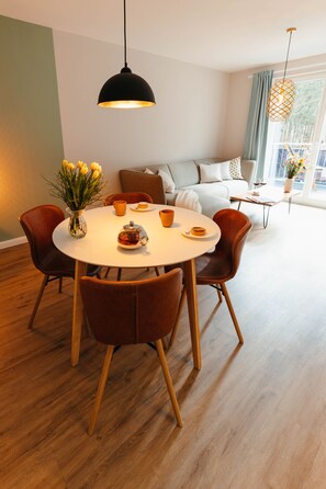 Dining - Apartment between forest and lake with free-standing bathtub and balcony (5 star DTV) (Ratzeburg)