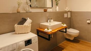 Dusche, Haartrockner, Handtücher, Toilettenpapier