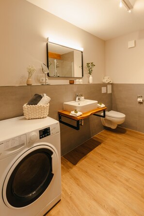 Dusche, Haartrockner, Handtücher, Toilettenpapier