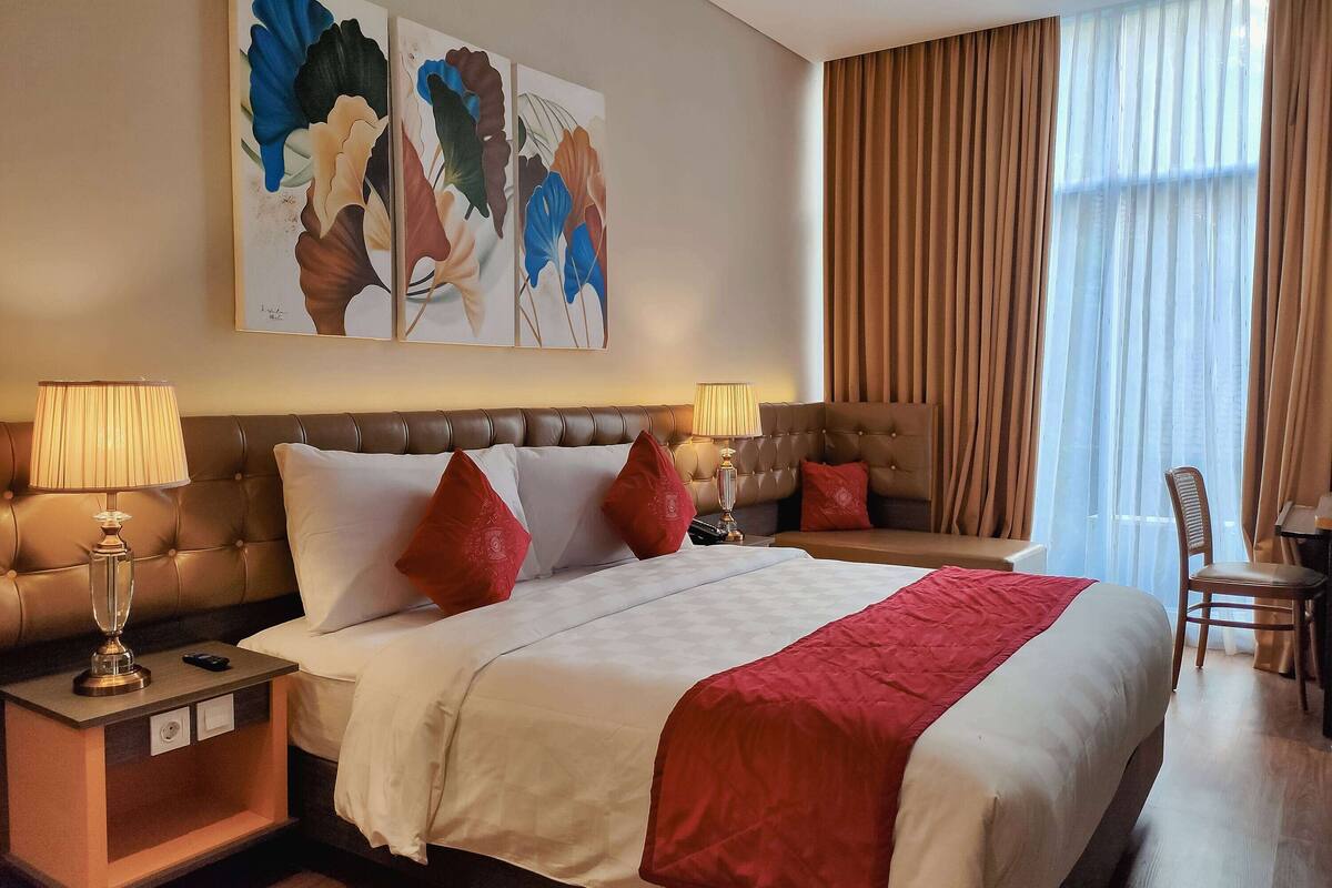 Deluxe Room, 1 King Bed, Non Smoking | In-room safe, desk, blackout curtains, soundproofing