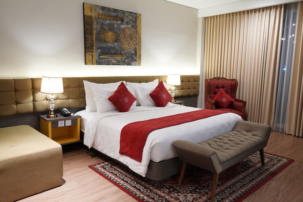 Suite, 1 King Bed, Non Smoking | In-room safe, desk, blackout curtains, soundproofing