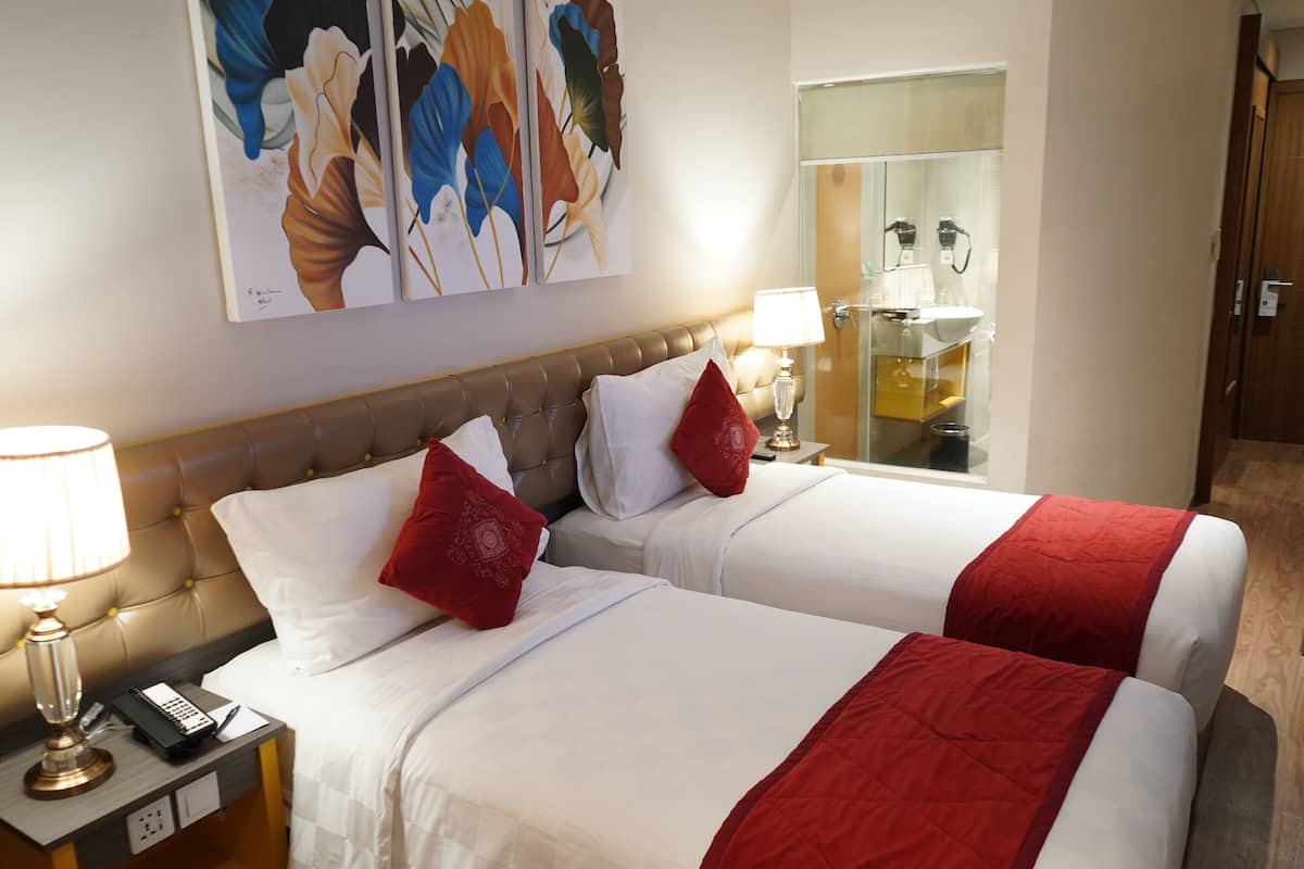 Deluxe Room, 2 Single Beds, Non Smoking | In-room safe, desk, blackout curtains, soundproofing