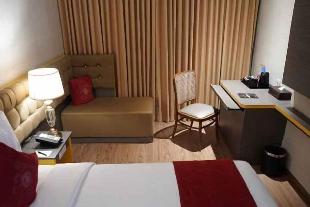 In-room safe, desk, blackout drapes, soundproofing