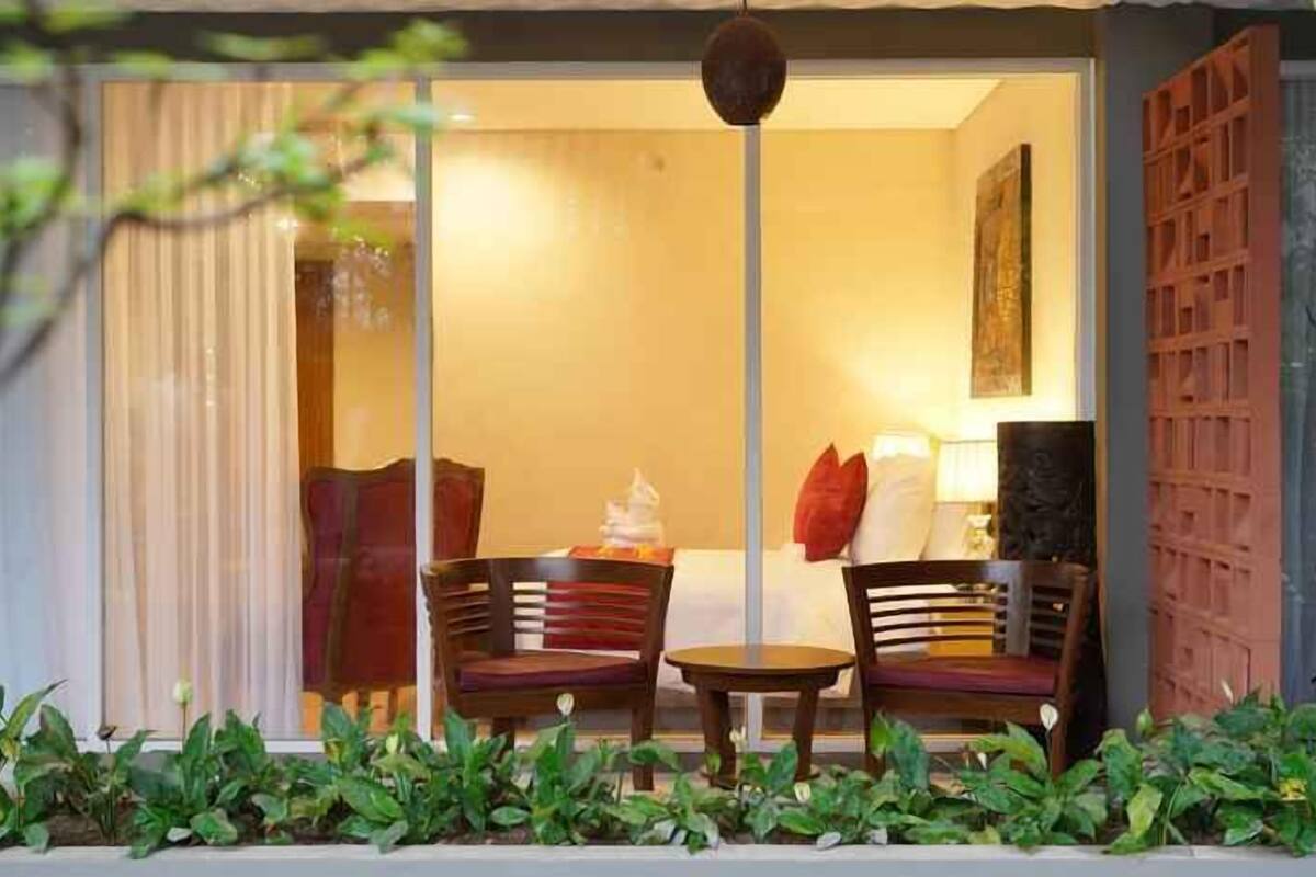 Cofres nos quartos, escrivaninha, cortinas blackout
