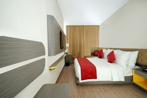 Deluxe Double or Twin Room | In-room safe, desk, blackout drapes, soundproofing