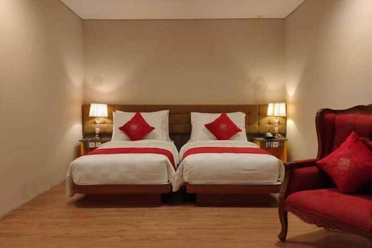 Caixa forta a l'habitació, escriptori i cortines opaques