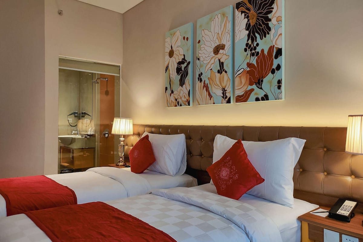 Deluxe Room, 2 Twin Beds, Non Smoking | In-room safe, desk, blackout drapes, soundproofing
