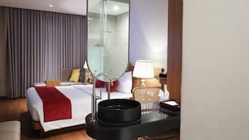 Executive Room, 1 King Bed, Non Smoking | In-room safe, desk, blackout drapes, soundproofing