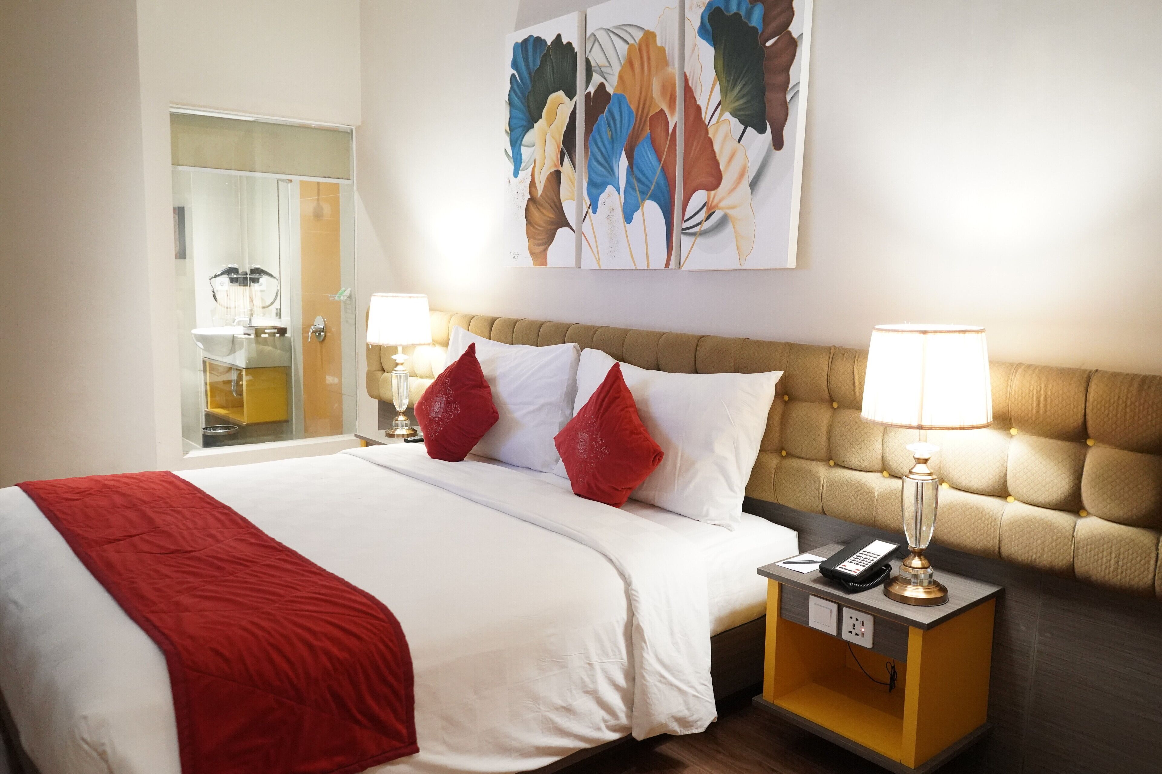 خزنة داخل الغرفة ومكتب وستائر تعتيم وتجهيزات عازلة للصوت