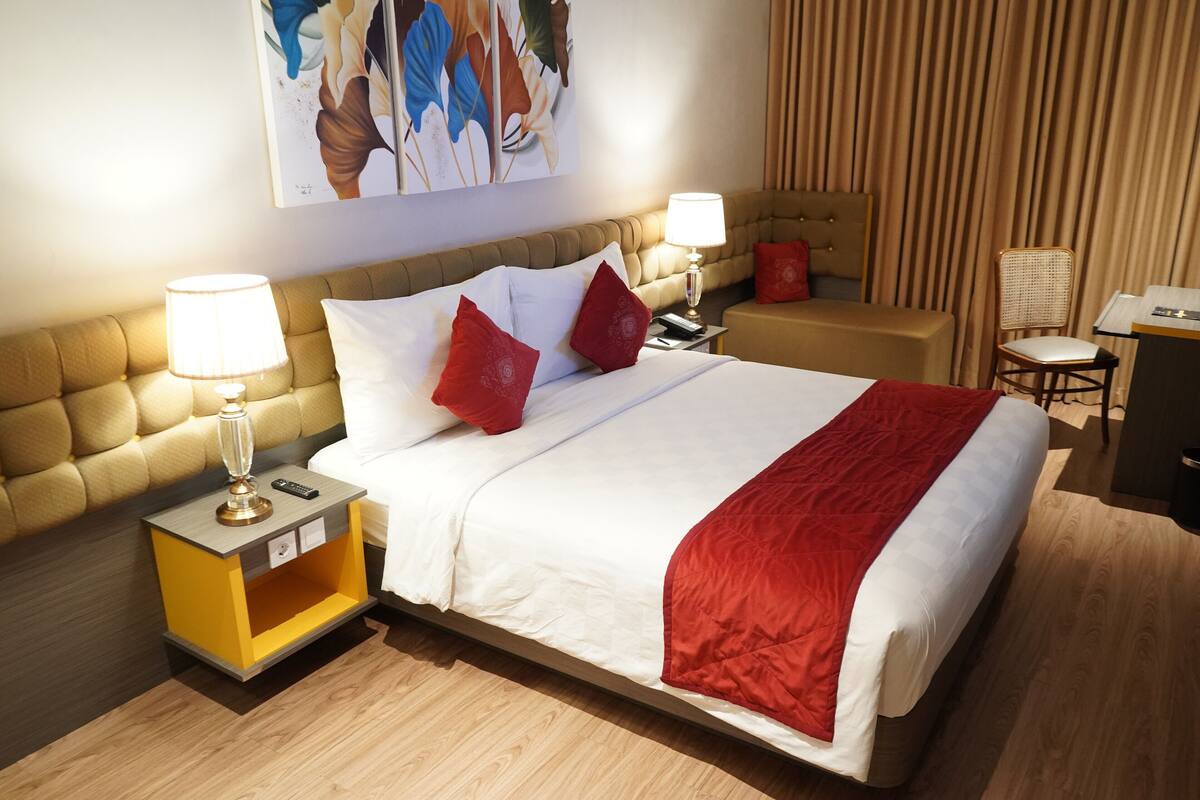 豪華客房, 1 張特大雙人床, 非吸煙房 | 客房內保險箱、書桌、遮光布/窗簾、隔音