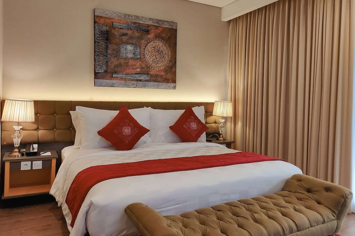 Suite, 1 King Bed, Non Smoking | In-room safe, desk, blackout drapes, soundproofing