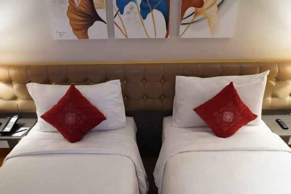 Caixa forta a l'habitació, escriptori i cortines opaques