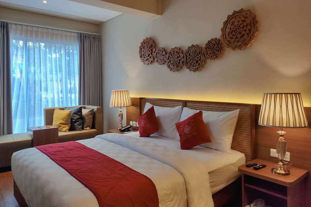 Executive Room, 1 King Bed, Non Smoking | In-room safe, desk, blackout drapes, soundproofing